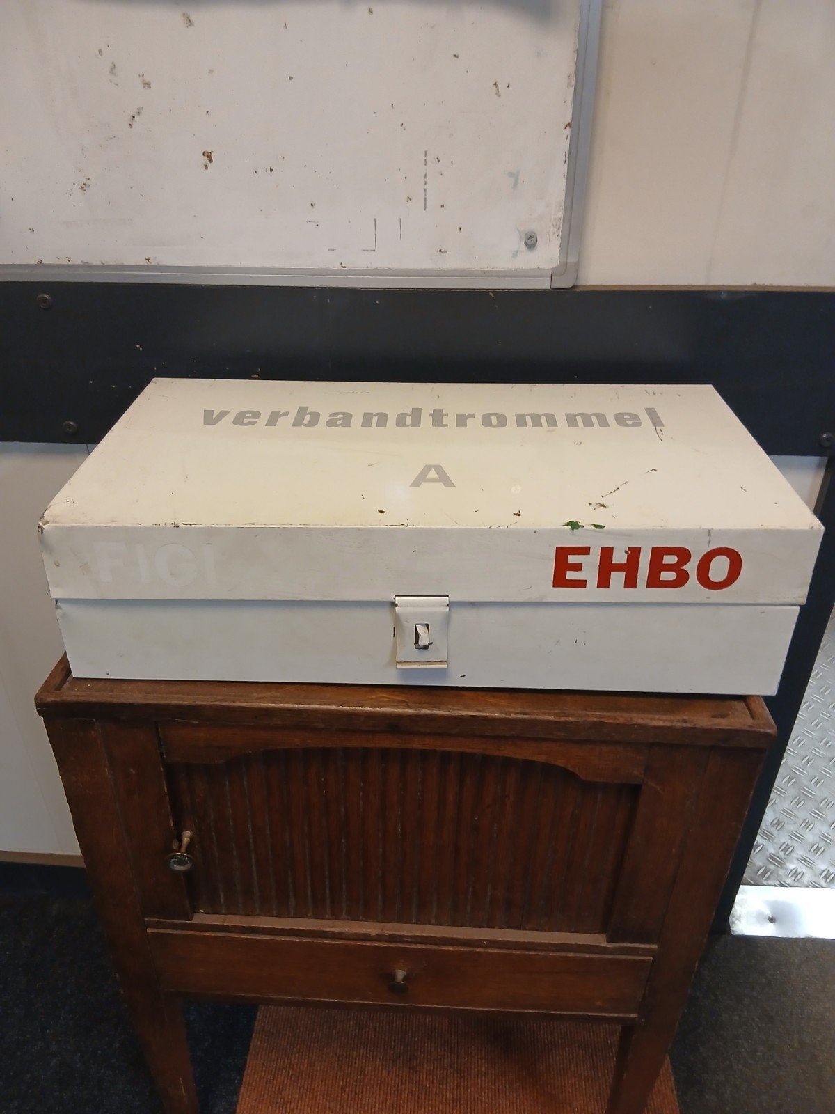 Vintage metalen EHBO verbandtrommel - 47,5x25x13 cm, Ophalen of Verzenden