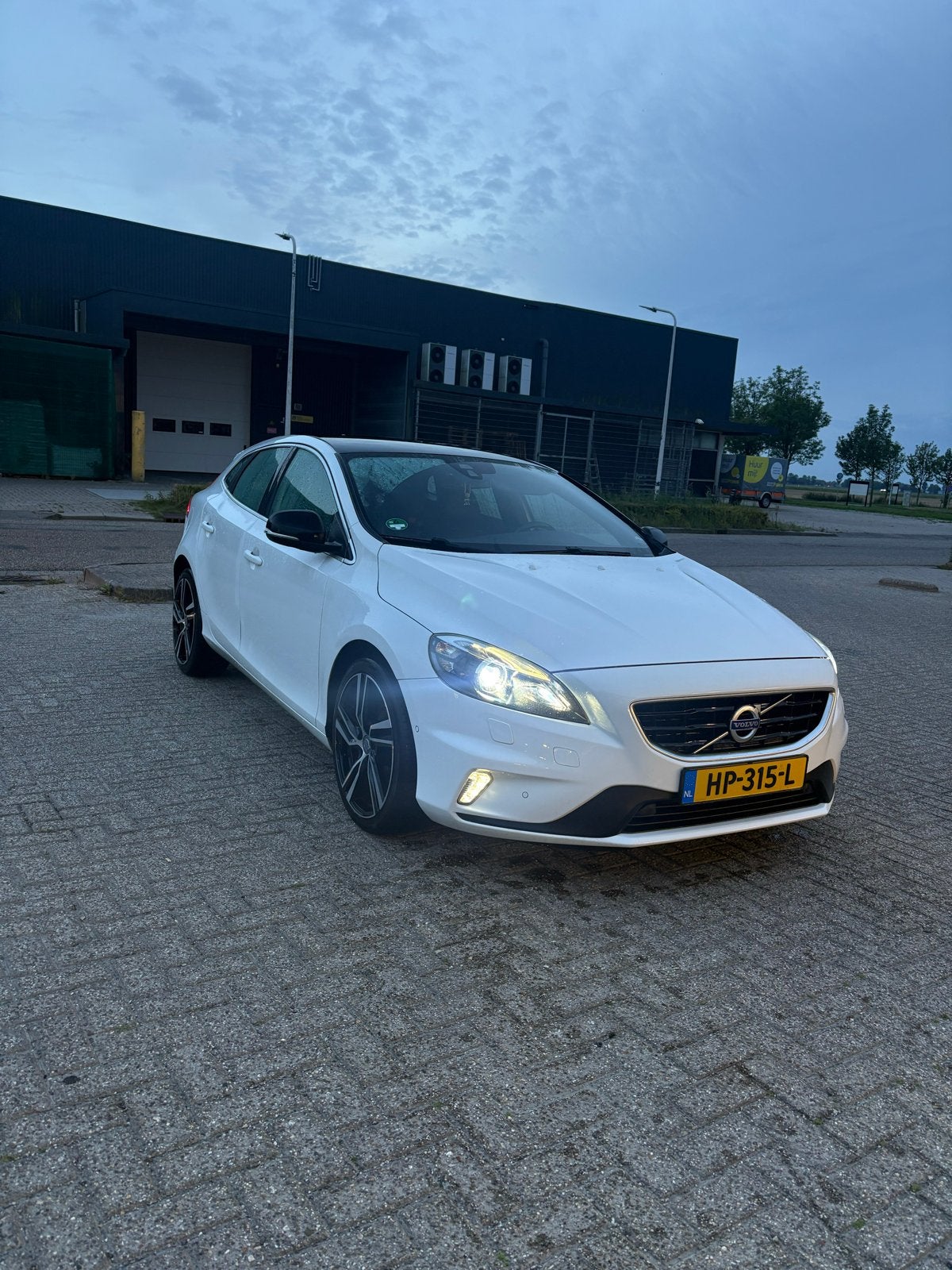 Volvo V40 2.0 D2 120PK 2015 Wit, Voorwielaandrijving, 4 cilinders, 1969 cc, Wit