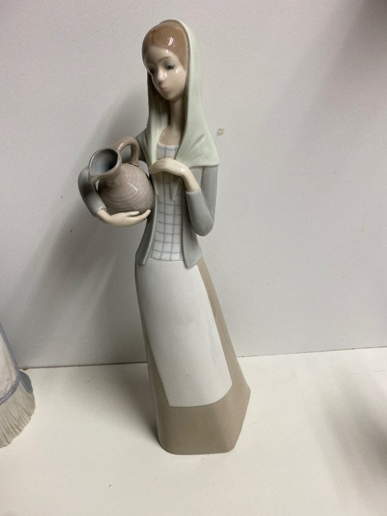 Lladro beeldje: Vrouw met kruik, Ophalen of Verzenden, Zo goed als nieuw, Mens