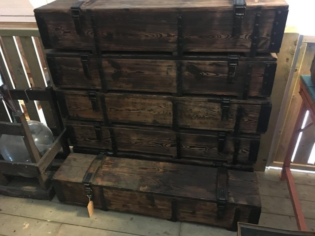 Foto 16 van Hele gave gebrande en geborstelde houten legerkisten