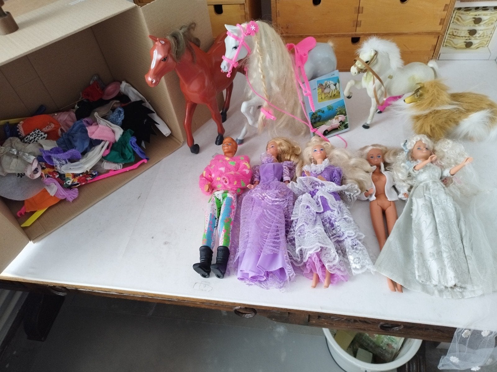 vintage Barbie (?) poppen met paarden, hond en accessoires, Ophalen of Verzenden, Gebruikt