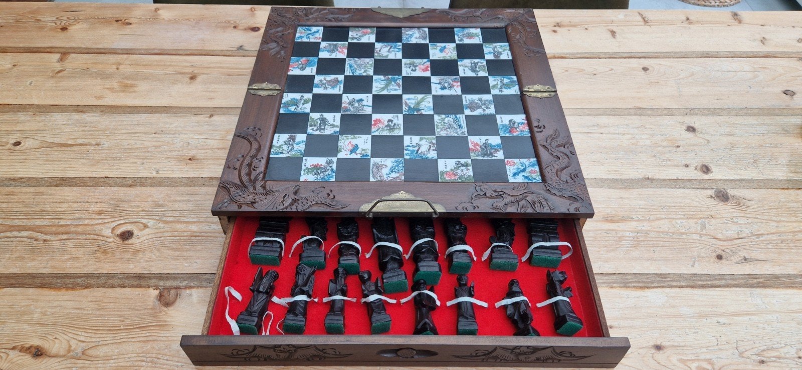 Bijzonder handgesneden Chinees houten schaakspel met lades, Een of twee spelers, Ophalen of Verzenden, Gebruikt