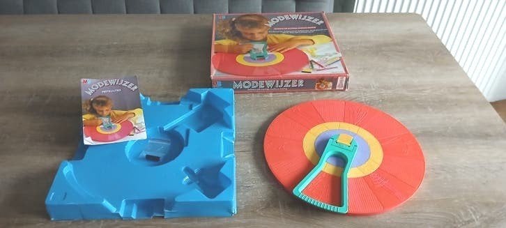 vintage MB Modewijzer model poppen tekenen kleuren, Ophalen of Verzenden, Knutselen