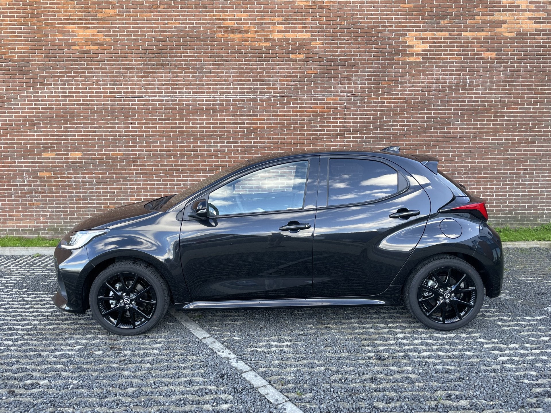 Mazda 2 Hybrid 1.5 Homura Plus (bj 2025, automaat), Auto's, Dealer onderhouden, 450 kg, Gebruikt, Bedrijf
