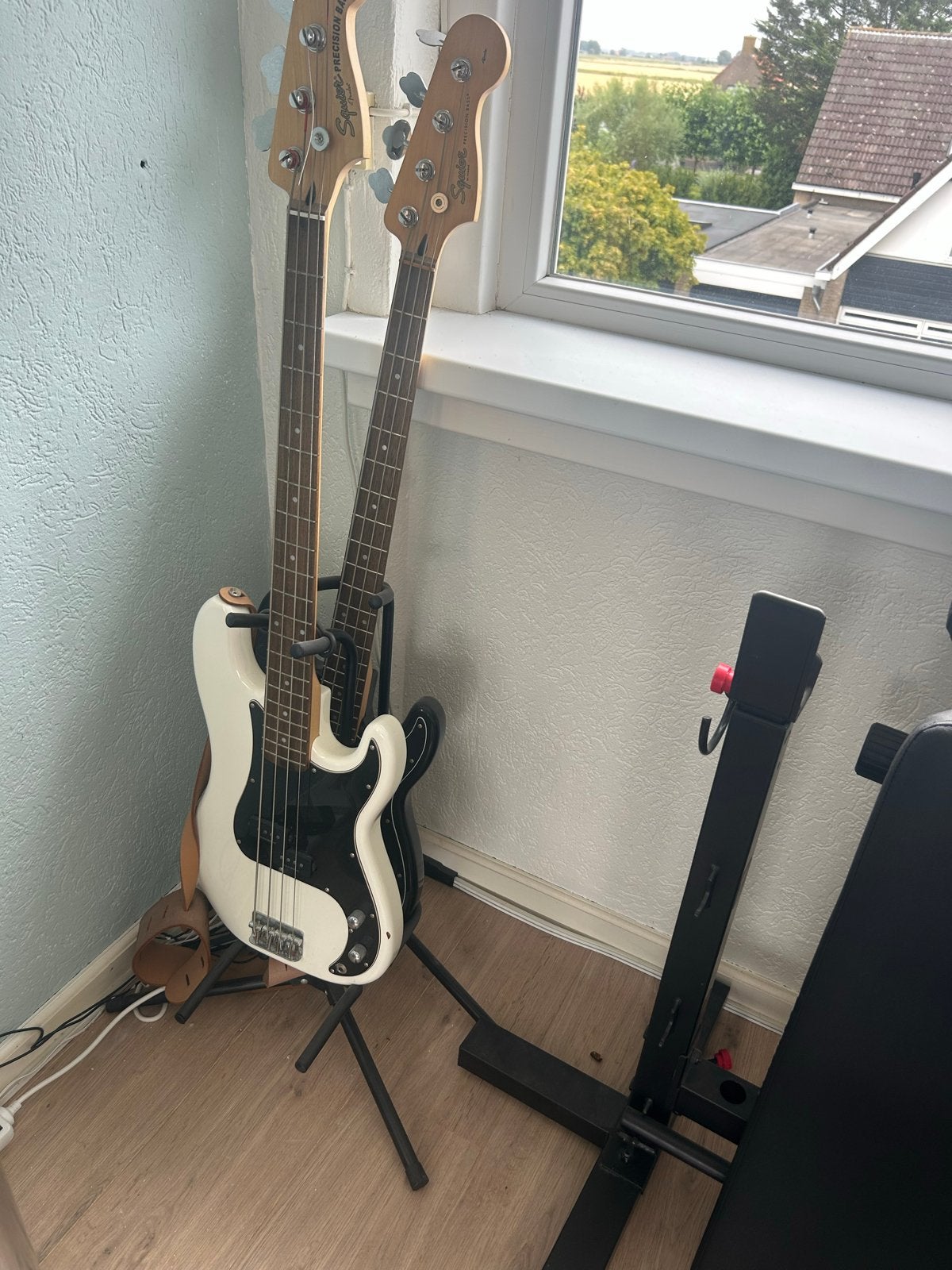 Squier Precision Bass en Squier Jazz Bass, Muziek en Instrumenten, Snaarinstrumenten | Gitaren | Bas, Gebruikt, Elektrisch, 6-snarig