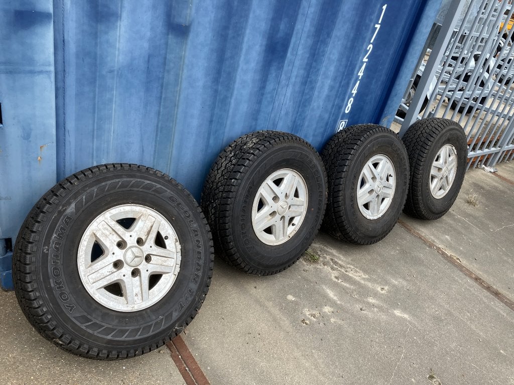 Wielen 15” Mercedes W460 G-klasse met z.g.a.n. winterbanden, Ophalen, Overige, Gebruikt, 15 inch