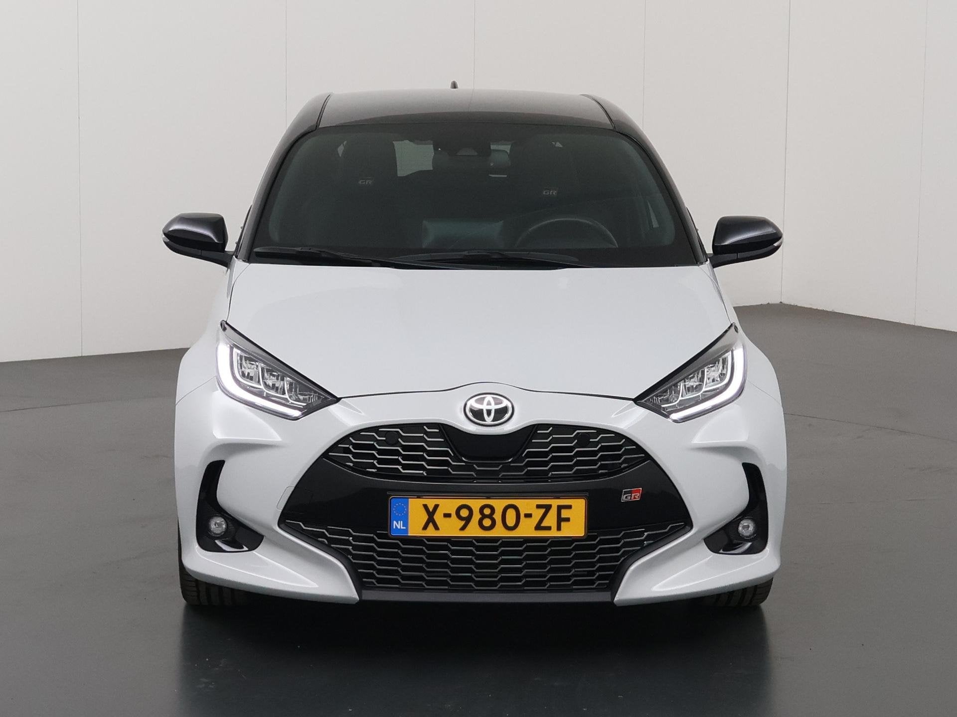 Toyota Yaris 1.5 Hybrid GR Sport | Navigatie | Parkeercamera, 450 kg, Gebruikt, 1490 cc, Bedrijf