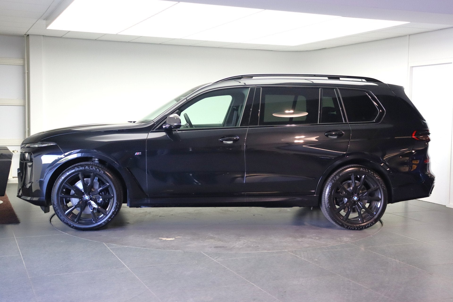 BMW X7 xDrive40i M Sport Automaat / Panoramadak / Trekhaak /, Auto's, Automaat, Dealer onderhouden, Zwart, 7 stoelen