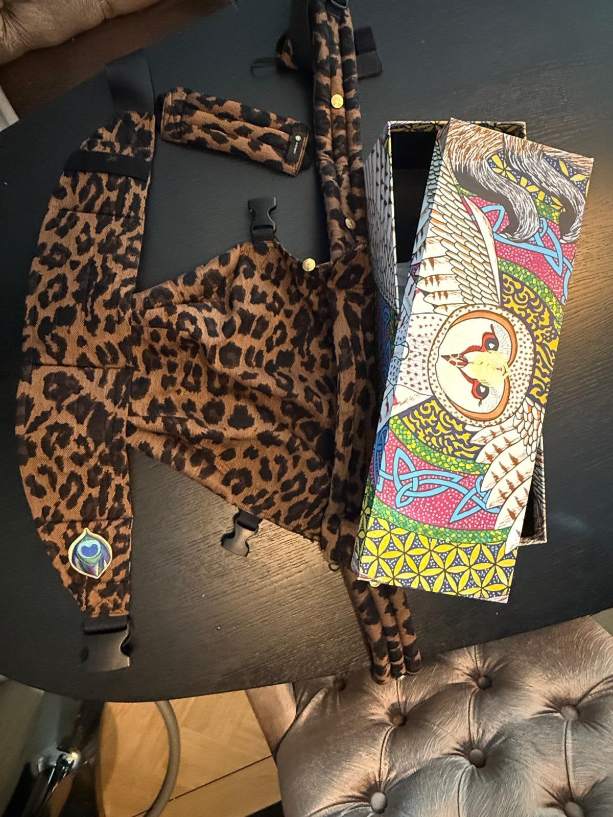 Artipoppe Zeitg. Leopard draagzak, heel goede staat met doos, Overige merken, Buik of Rug, Ophalen of Verzenden, Zo goed als nieuw