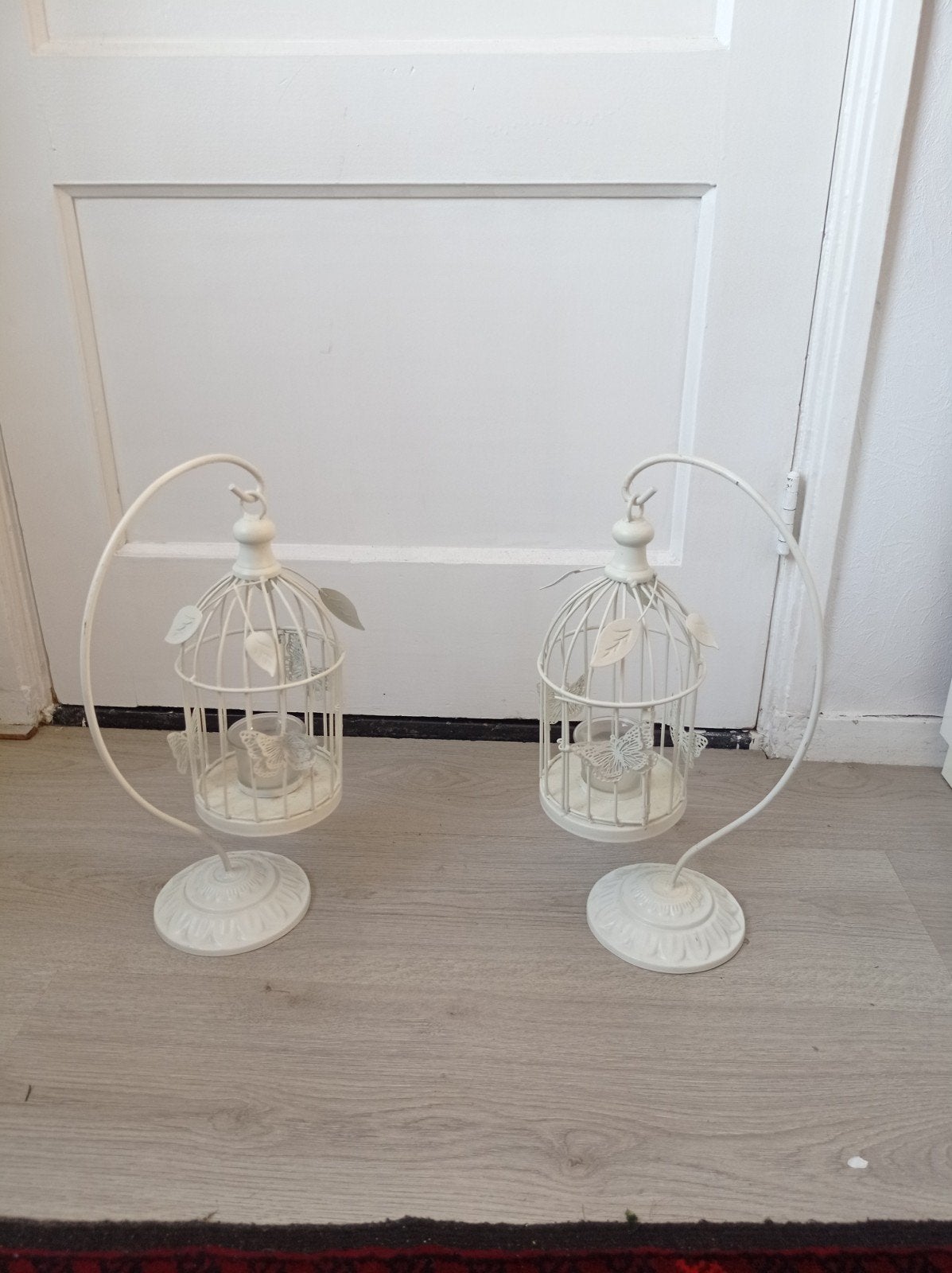 Deze set van twee witte, metalen vogelkooi-kandelaars, Ophalen of Verzenden