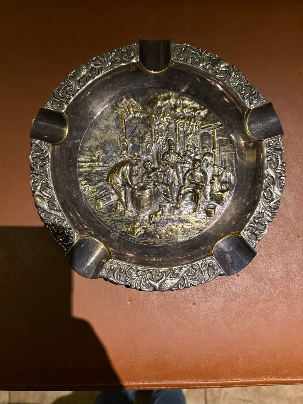 Vintage EPNS verzilverde asbak met reliëf dorpsscène, Antiek en Kunst, Ophalen