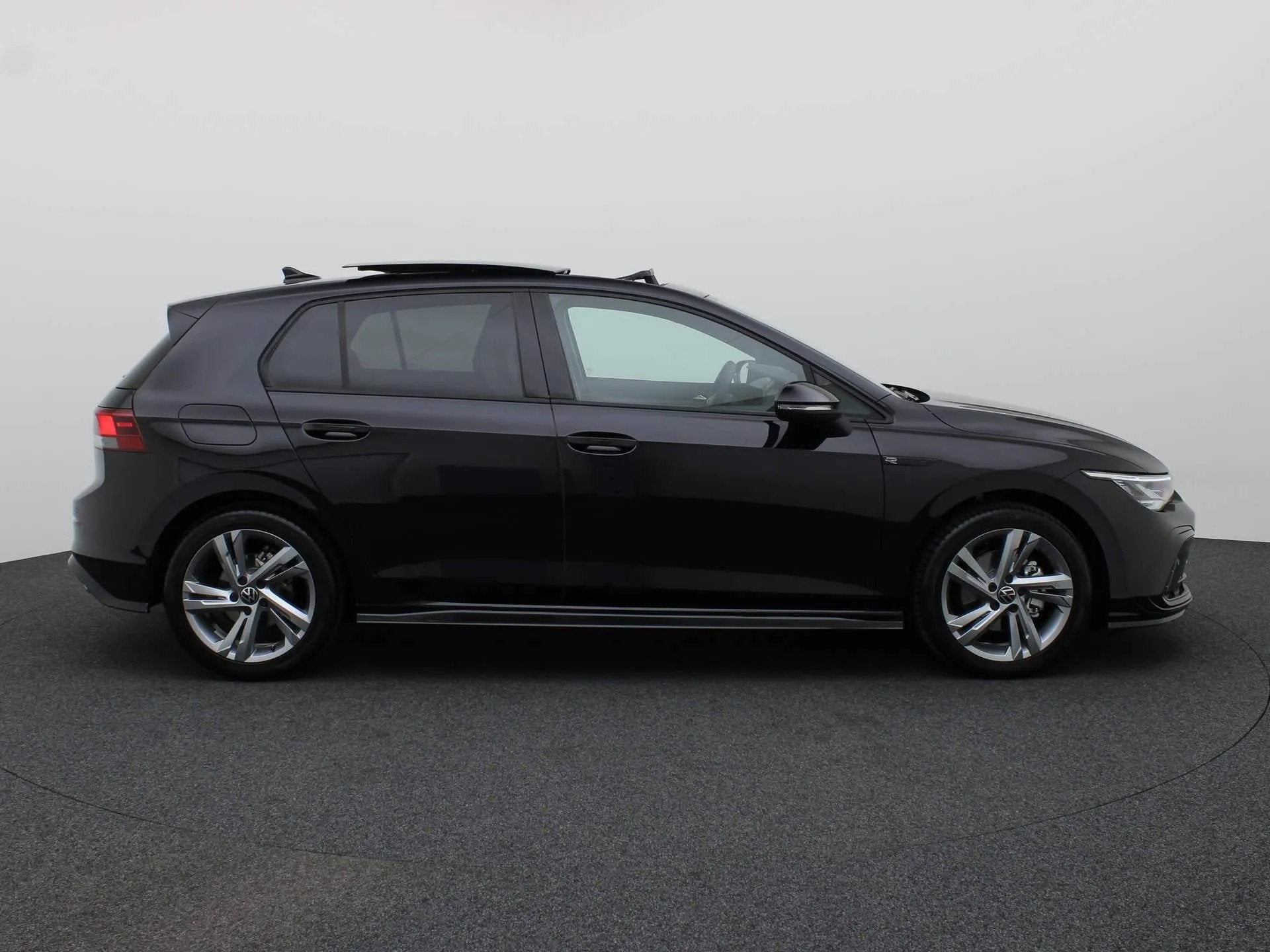 Volkswagen Golf 1.5eTSI/130PK DSG R-Line (bj 2023), 4 cilinders, Zwart, Bedrijf, Golf