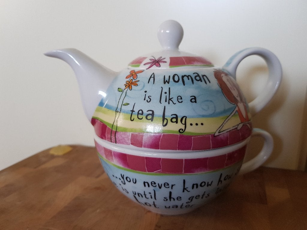 Born To Shop ‘A Women Is Like A Tea Bag" .. theepot met kop, Nieuw, Ophalen of Verzenden, Porselein, Theepot