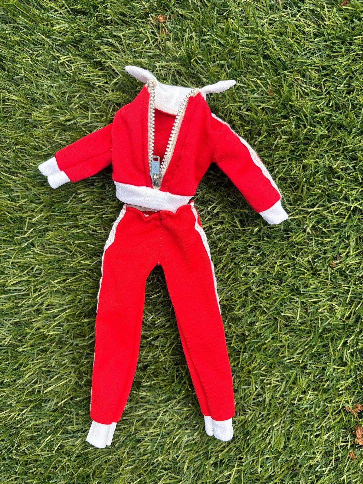 Barbie Trainingspak Rood met Wit - Vintage jaren 70/80, Ophalen of Verzenden, Gebruikt, Meisje