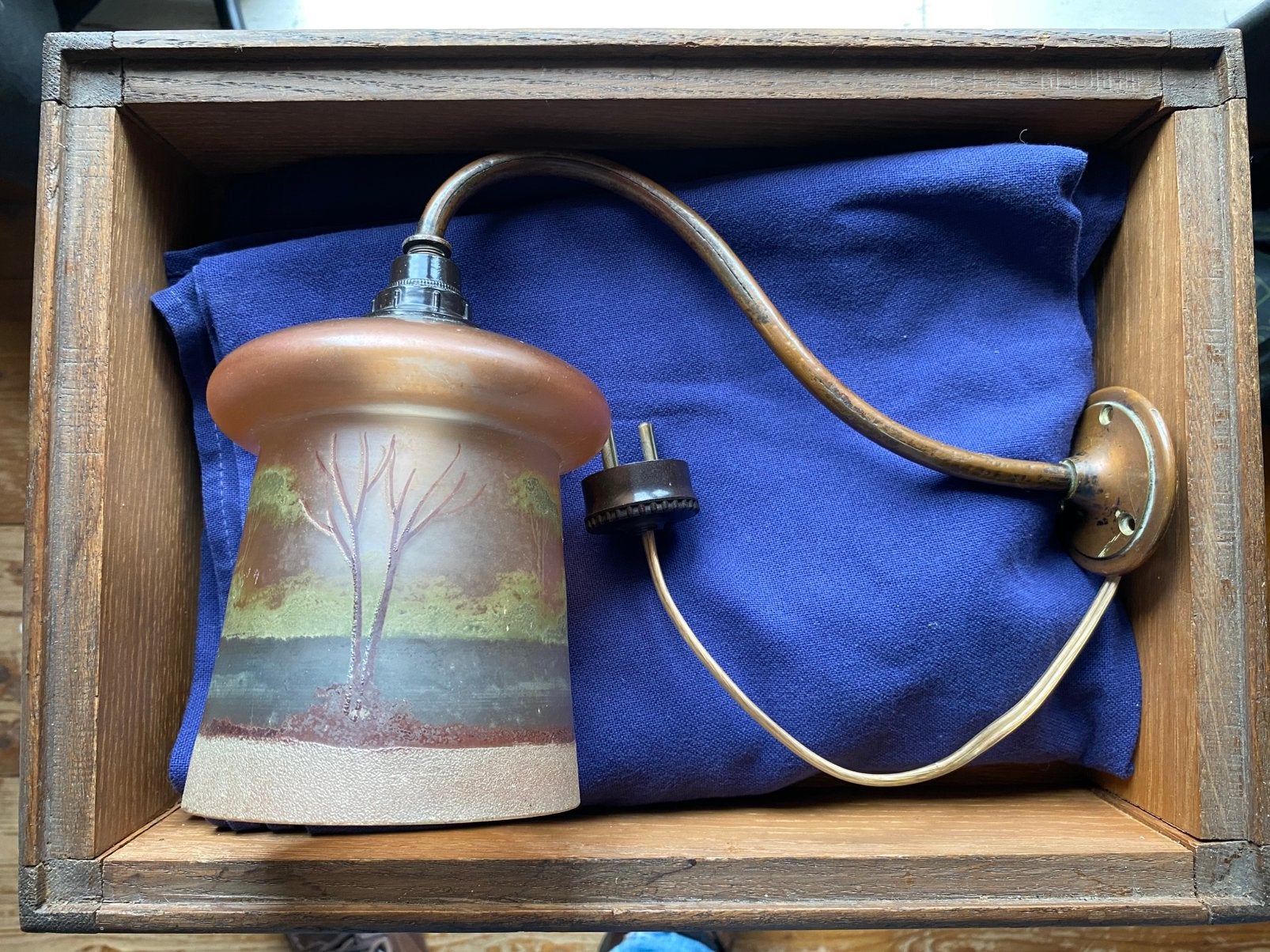 Antieke wandlamp met beschilderde kelk., Antiek en Kunst, Antiek | Lampen, Ophalen of Verzenden