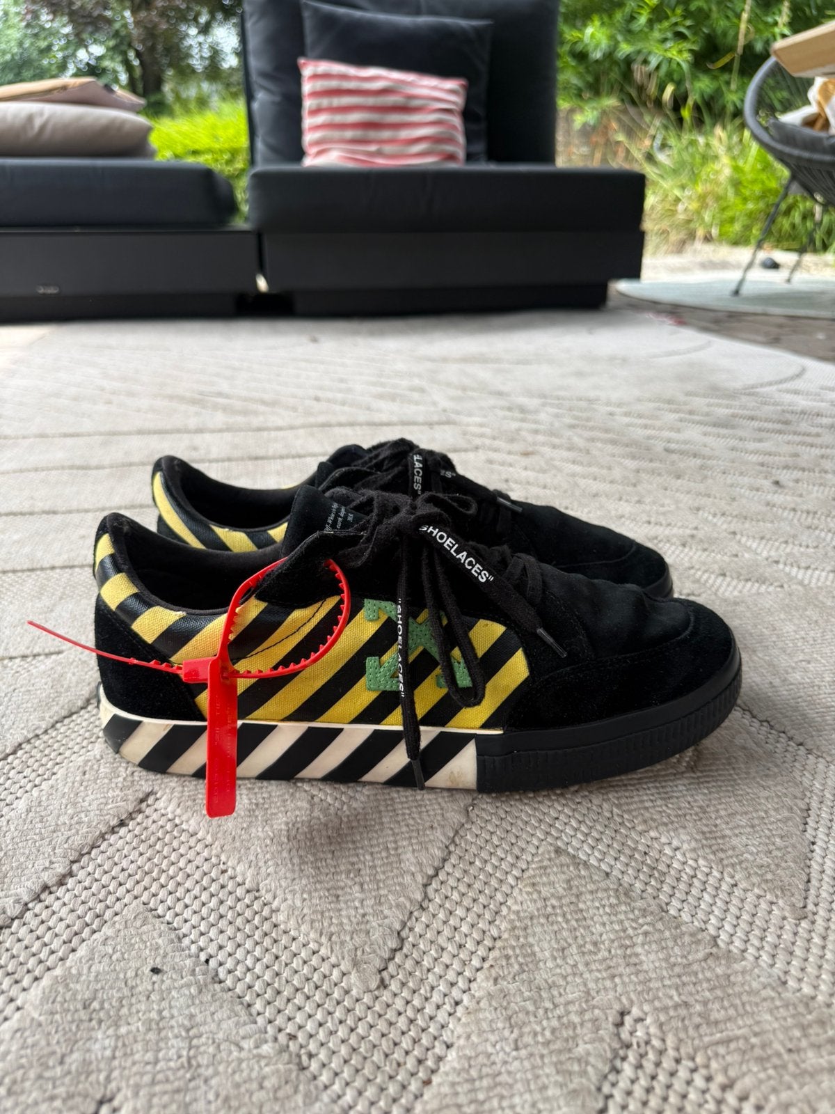 Off-White Low Vulcanized sneakers in zwart/geel - maat 44, Ophalen, Zwart, Zo goed als nieuw, Veterschoenen