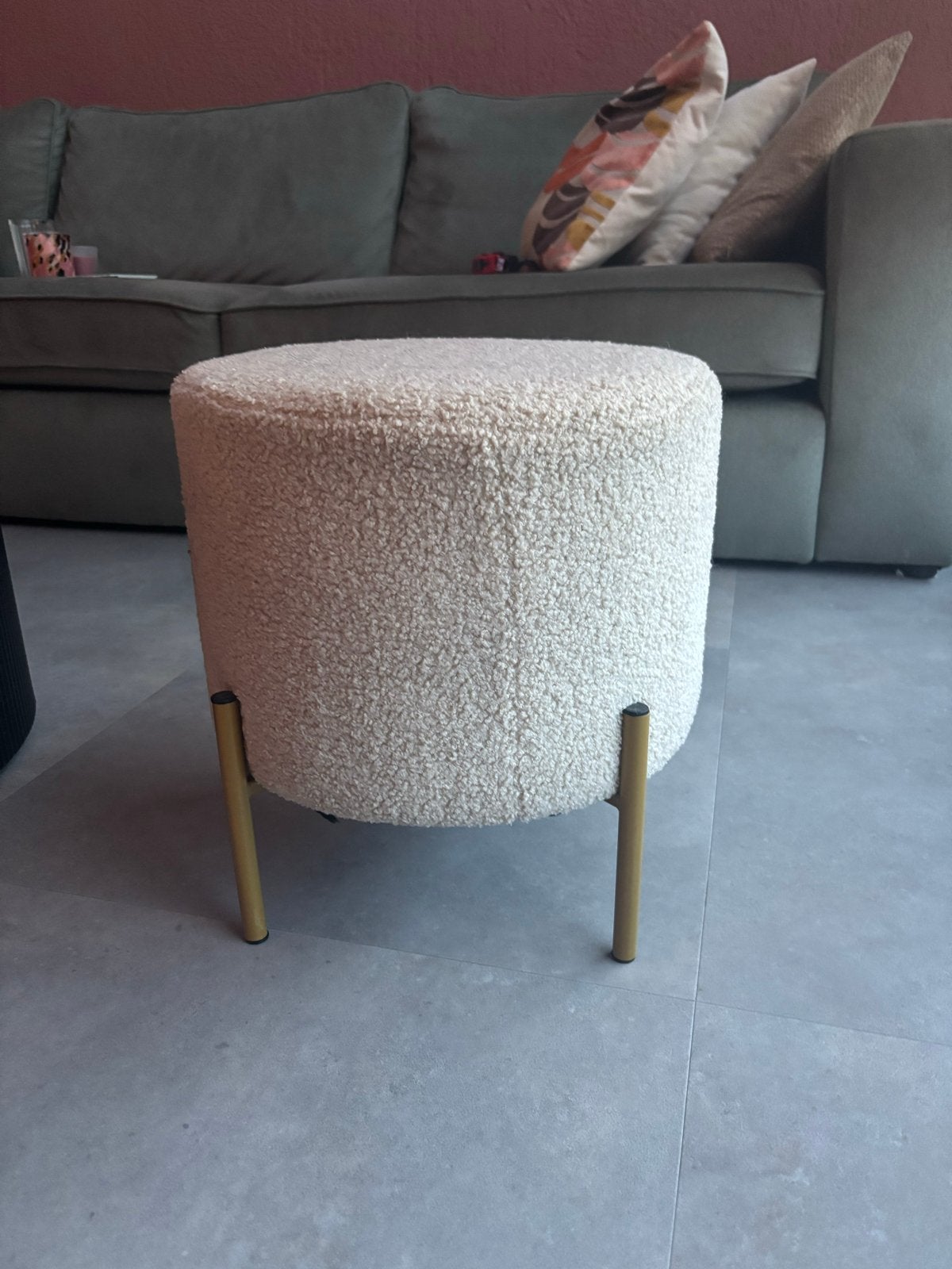 Crèmekleurige teddy poef / bijzettafel met gouden poten, Ophalen, Minder dan 50 cm, Rond, Zo goed als nieuw