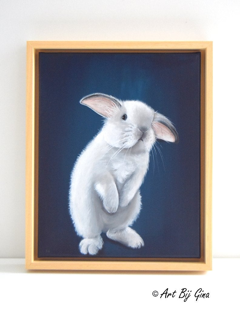 Pluizig wit konijntje op doek, in een mooie baklijst, Antiek en Kunst, Ophalen of Verzenden, Gesigneerd, Acrylverf, Dieren