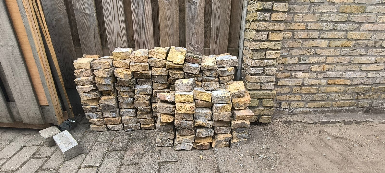 Friese geeltjes: ca. 100 stenen, Doe-het-zelf en Verbouw, Metselstenen, Ophalen, Gebruikt, Bakstenen