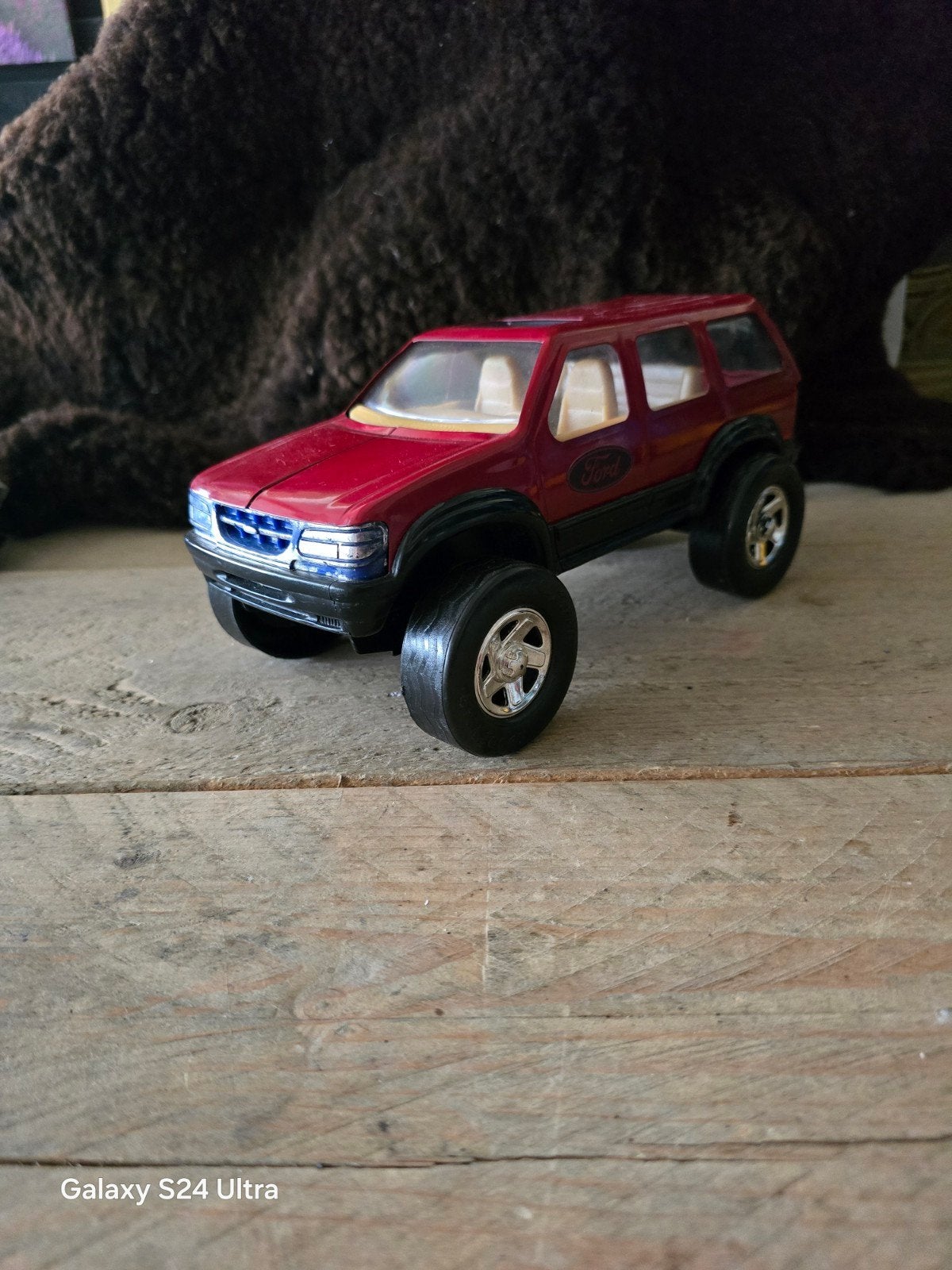 055 > Maisto van een Ford Explorer, Hobby en Vrije tijd, Modelauto's | 1:24, Ophalen