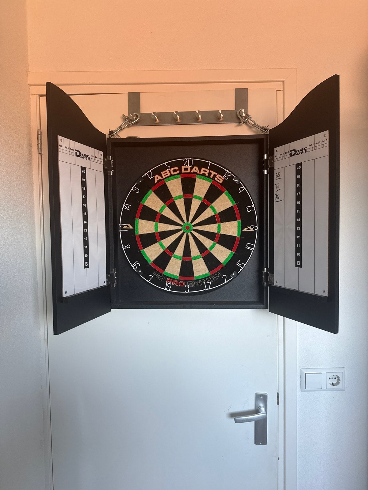 Dartbord met kast en scoreborden, Ophalen, Gebruikt, Dartbord met pijlen