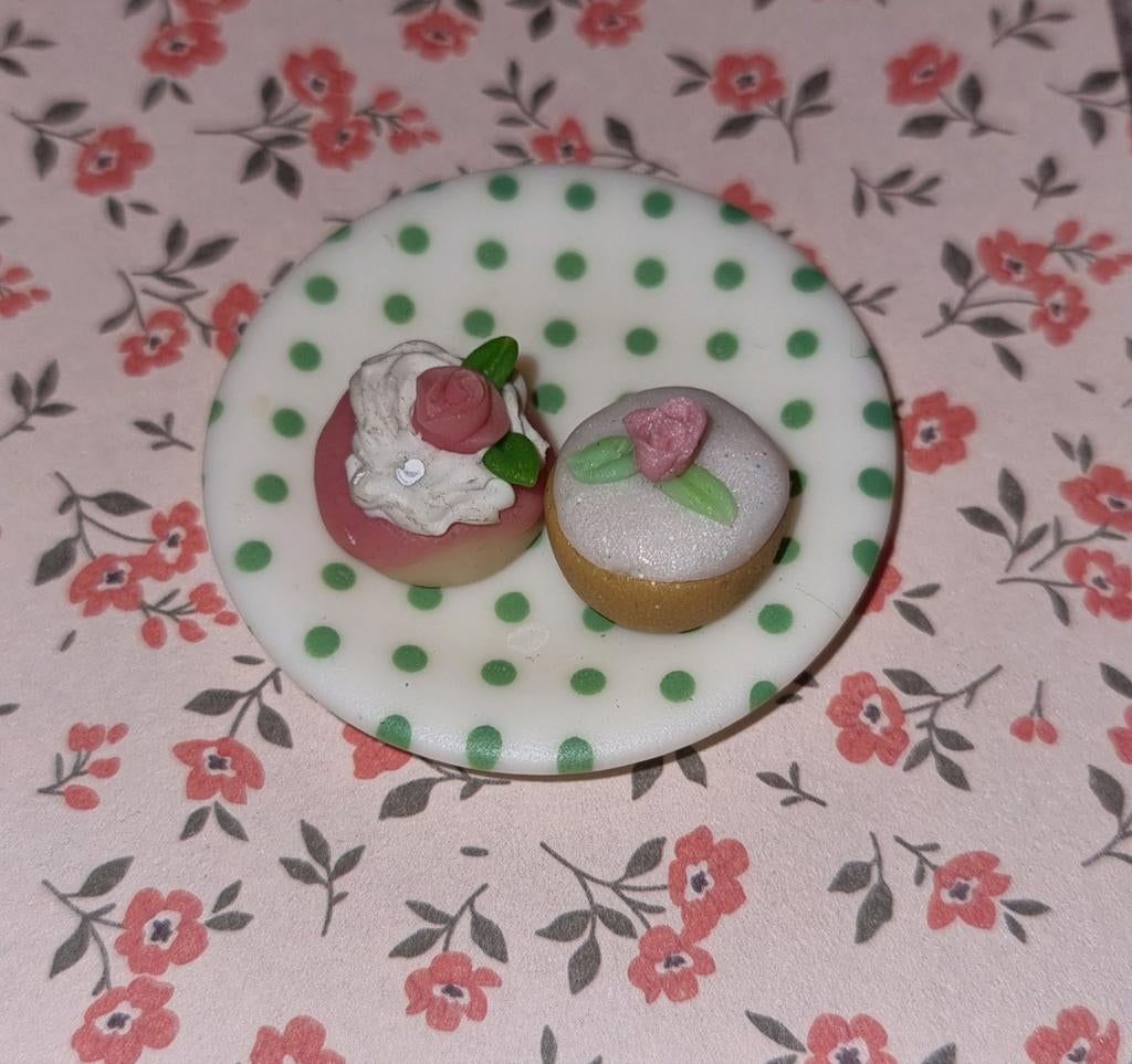 Poppenhuis miniatuur stippen schaal met gebakjes maileg, Kinderen en Baby's, Speelgoed | Poppenhuizen, Ophalen of Verzenden, Poppenhuis