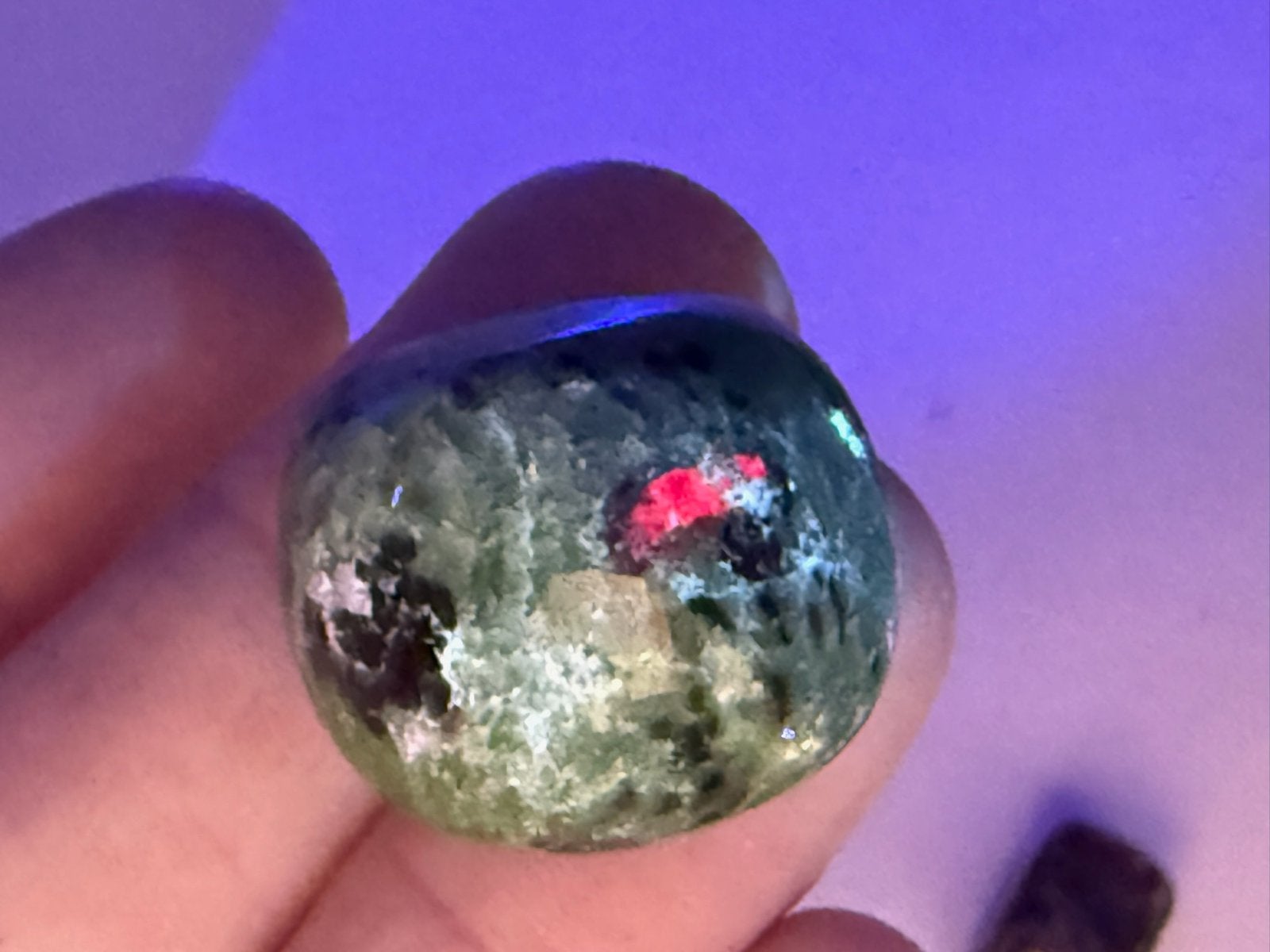 Robijn in Zoisiet Tanganyika artstone mineralen UV Actief, Ophalen of Verzenden, Mineraal