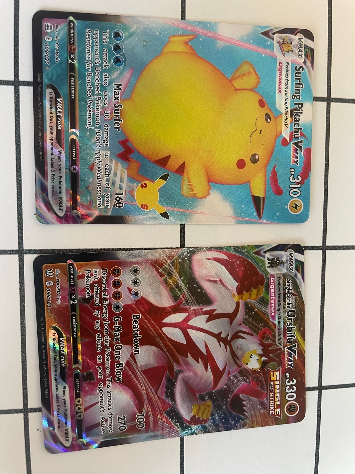 Surfing Pikachu VMAX & Single Strike Urshifu VMAX, Ophalen of Verzenden, Zo goed als nieuw, Meerdere kaarten, Foil