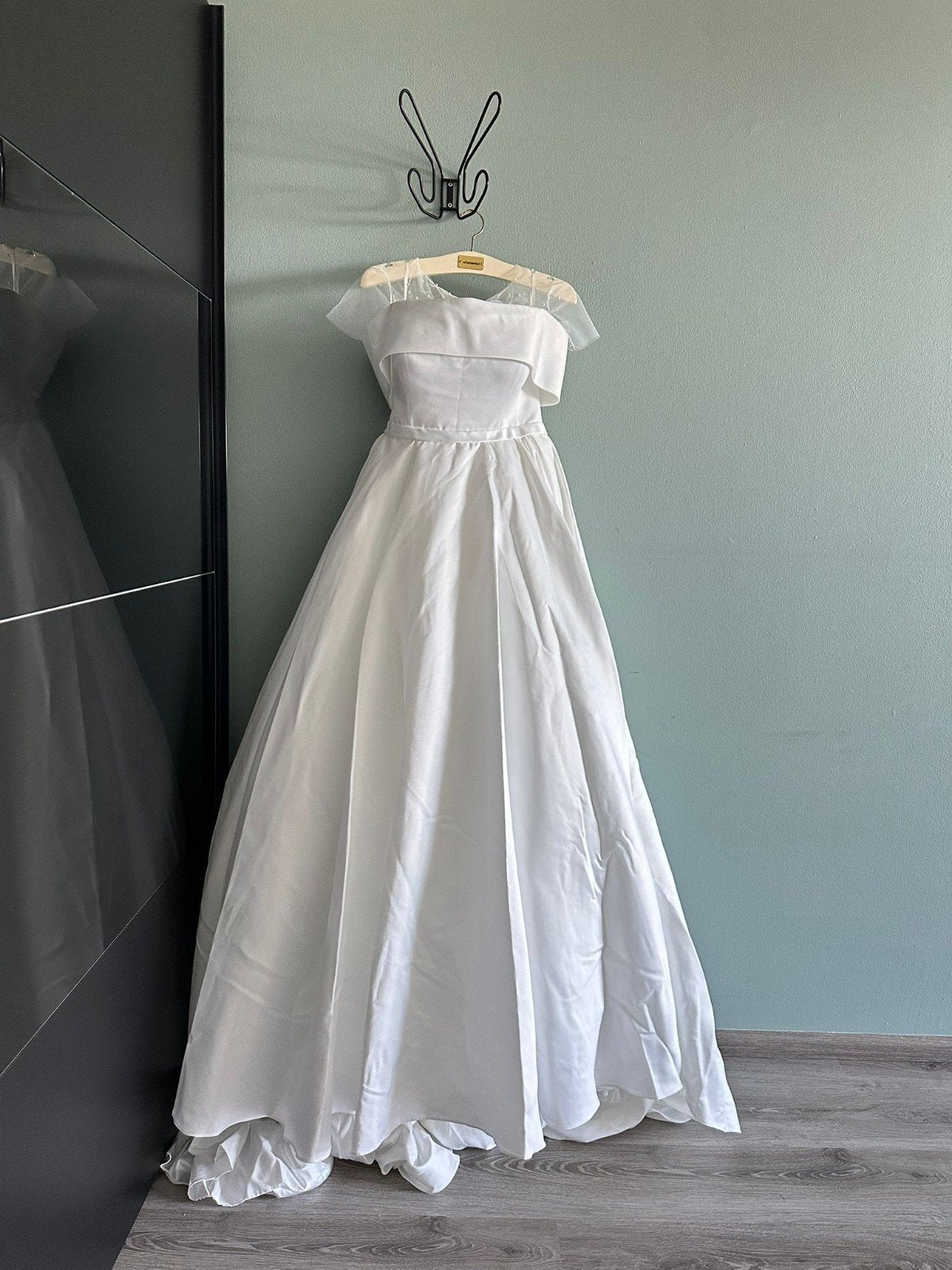 NIEUW! Elegante Witte Trouwjurk met Parels en Sleep, Ophalen, Trouwjurk, Wit, Onbekend