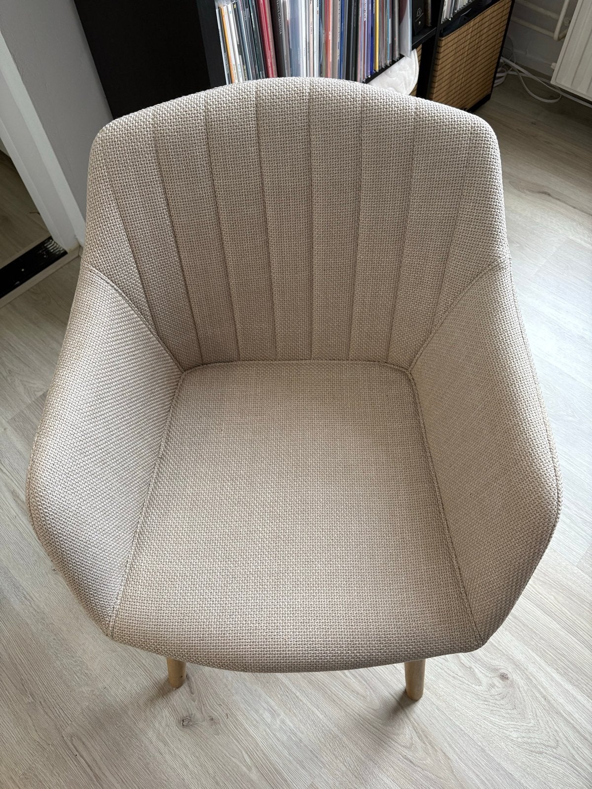 Set van 2 beige eetkamerstoelen met houten poten, Ophalen, Twee, Overige kleuren, Zo goed als nieuw