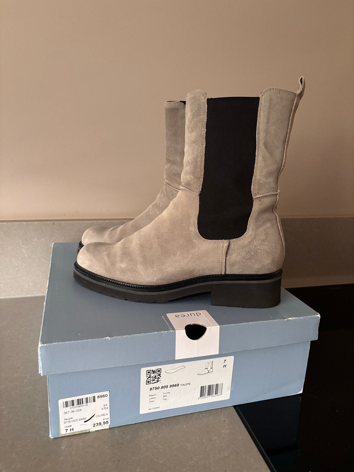 Durea taupe suède enkellaarzen - Zo goed als nieuw, Kleding | Dames, Ophalen of Verzenden, Zo goed als nieuw, Overige kleuren