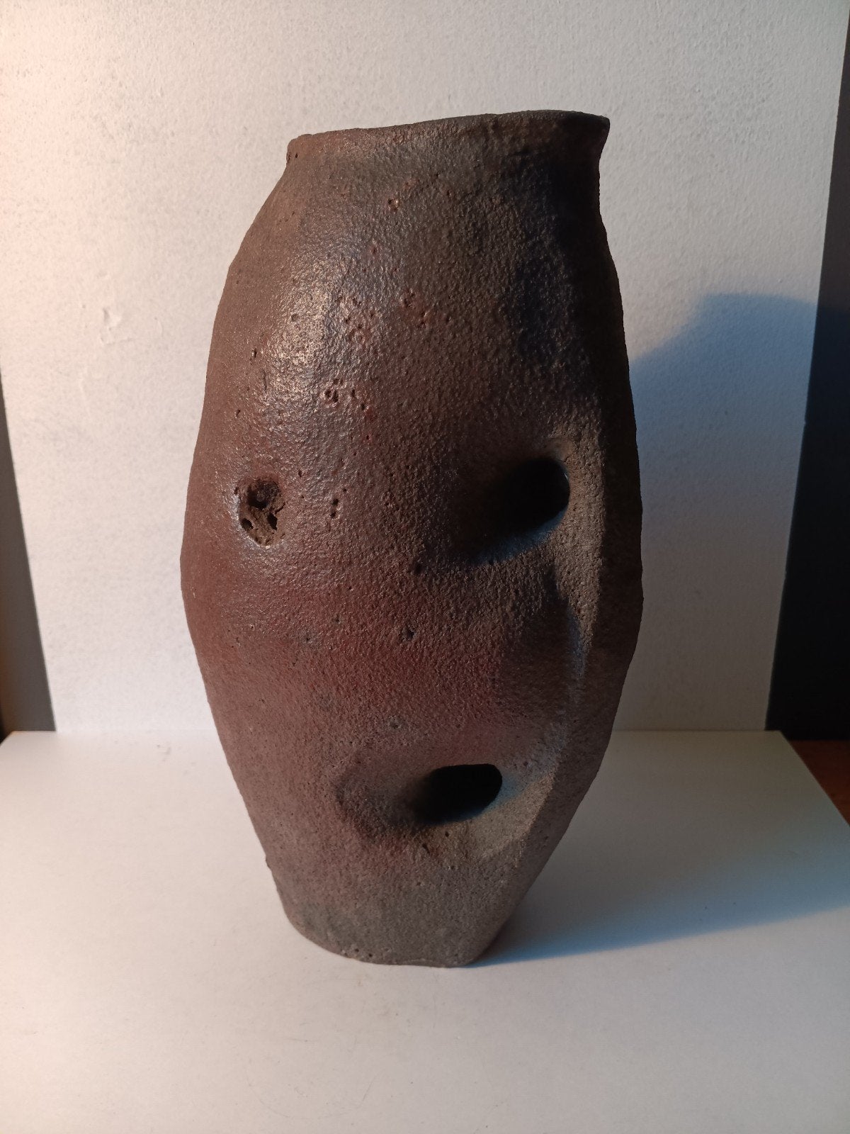 Brutalistische vaas in "Brunsummerklei",  29 cm hoog, Antiek en Kunst, Antiek | Vazen, Ophalen of Verzenden