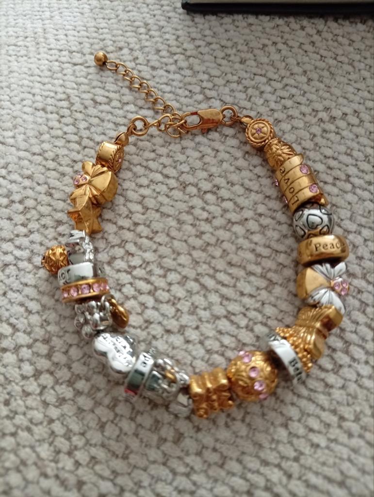 Mooie nieuwe bedelarmband met diverse bedels, Sieraden, Tassen en Uiterlijk, Armbanden, Ophalen, Overige materialen, Met bedels of kralen