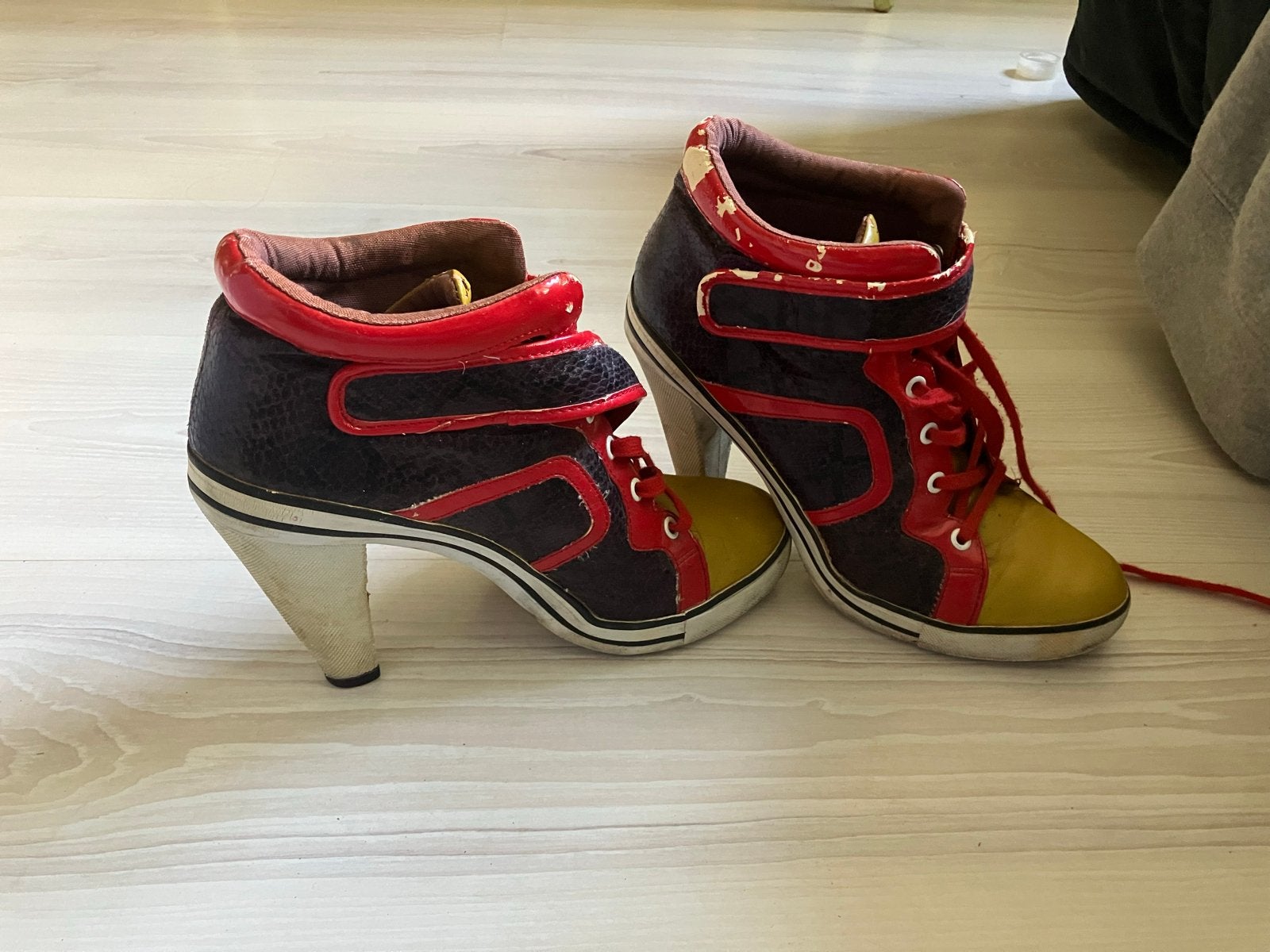 Unieke Sneakers met Hakken - Sacha, Ophalen of Verzenden, Gedragen, Rood, Schoenen met hoge hakken