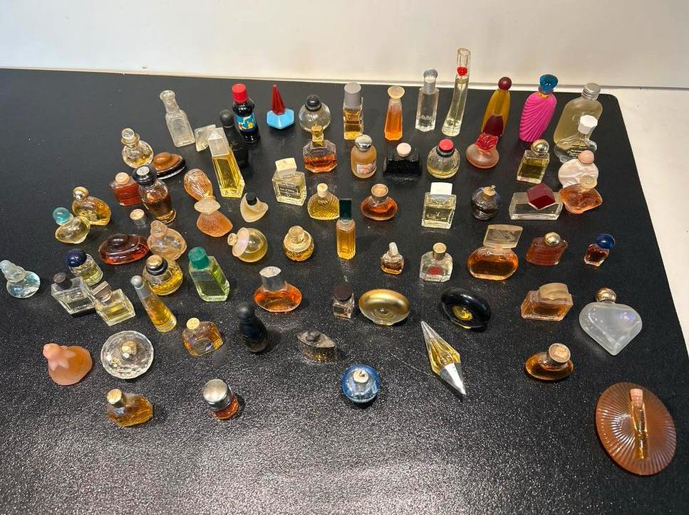 Verzameling van 60+ Miniatuur Parfumflesjes vintage, Ophalen of Verzenden, Gebruikt