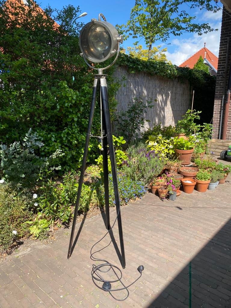 Vintage industriële zoeklicht / theaterlamp op statief, Ophalen, Gebruikt, Overige materialen, 150 tot 200 cm