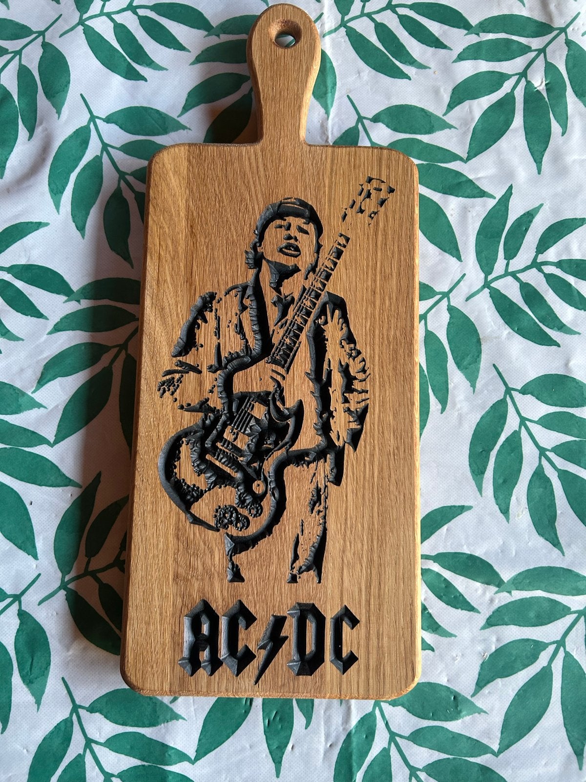 Unieke Eiken Borrelplank AC/DC Angus Young 50x20 cm, Ophalen of Verzenden, Nieuw, Gebruiksvoorwerp