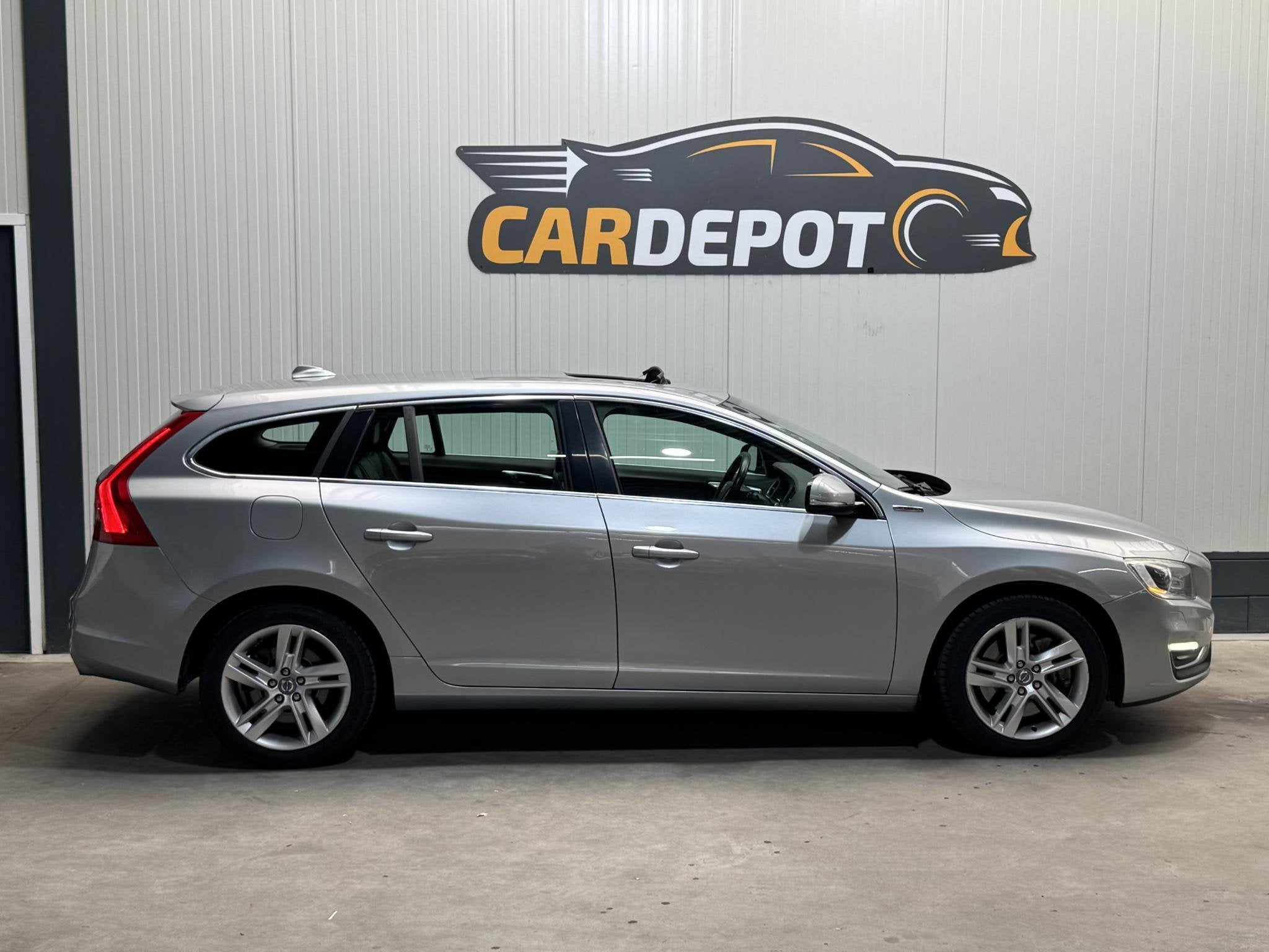 Foto 4 van Volvo V60 2.4 D6 AWD Plug-In Hybrid Summum Super Netjes Pano