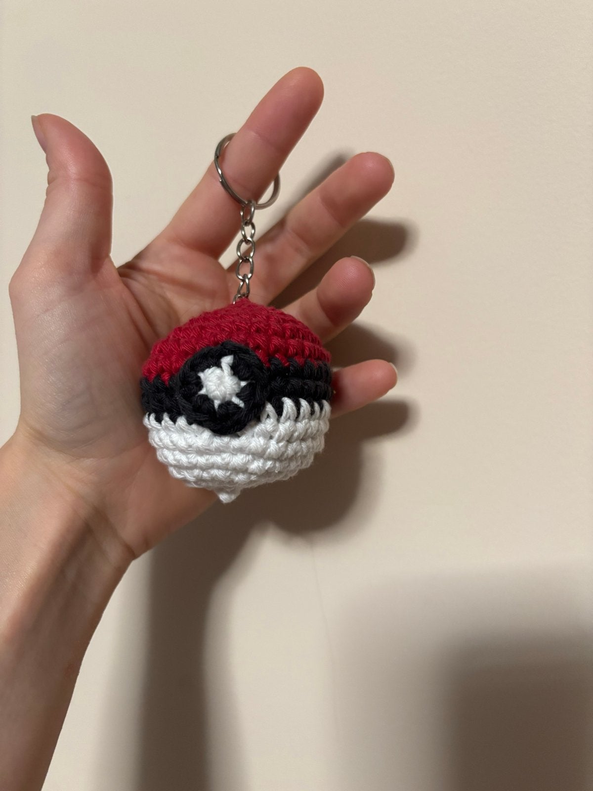Gehaakte Pokébal sleutelhanger - Handgemaakt, Verzamelen, Ophalen of Verzenden, Nieuw, Overige typen