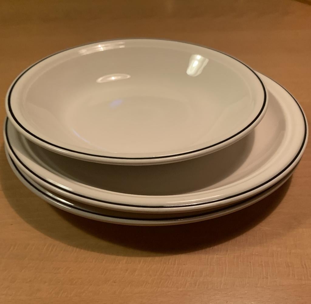 2 dinerborden, 1 diep bord, Banquet John Tams limited, crème, Ophalen of Verzenden, Zo goed als nieuw, Bord(en), Overige stijlen