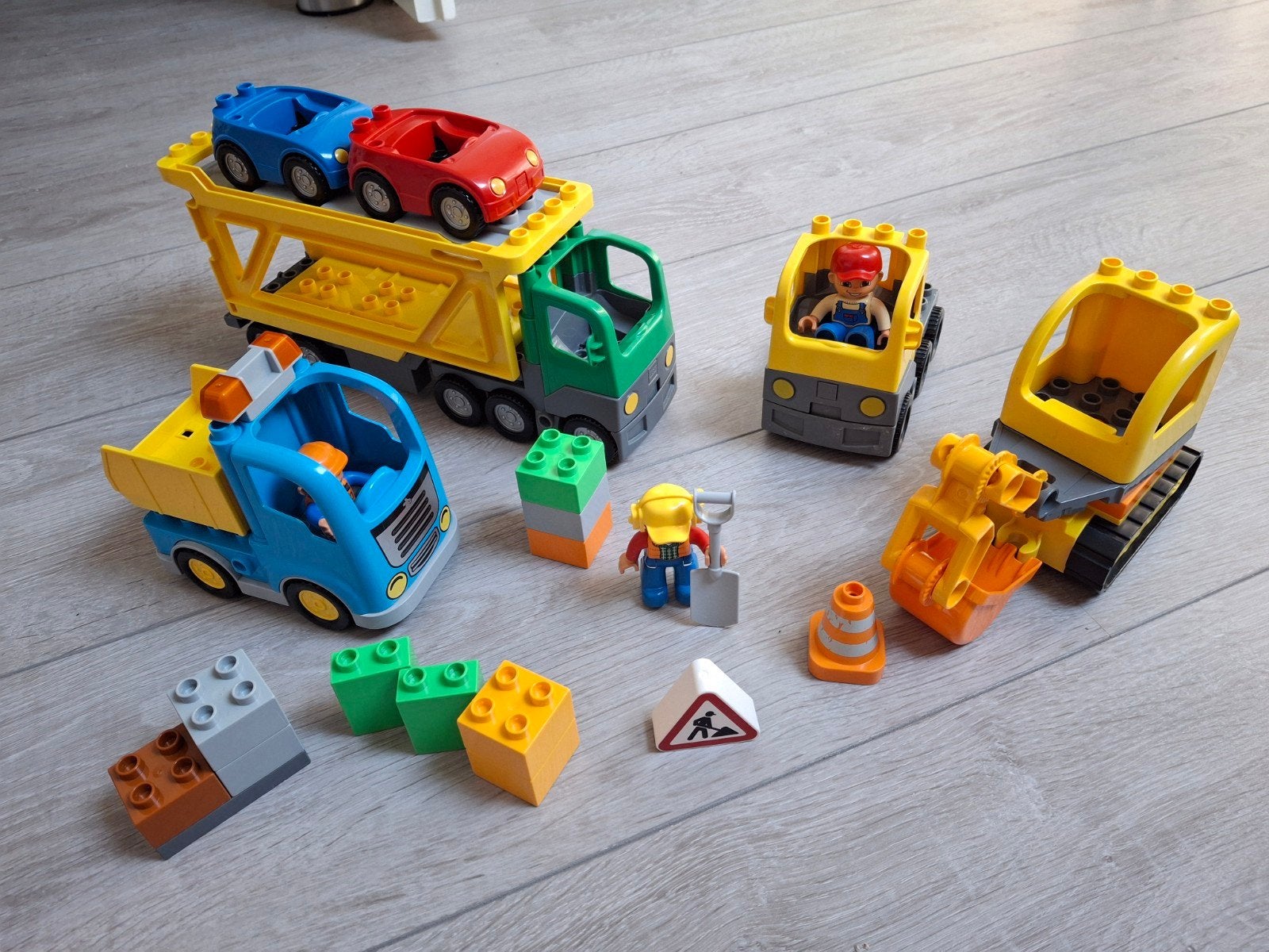 Duplo Autotransport 5684 en rupsband graafmachine 10812, Ophalen, Gebruikt, Inclusief minifiguren, Duplo