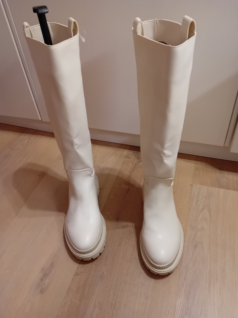 Laarzen lang beige maat 37 nieuw, Hoge laarzen, Beige, Nieuw, Ophalen of Verzenden