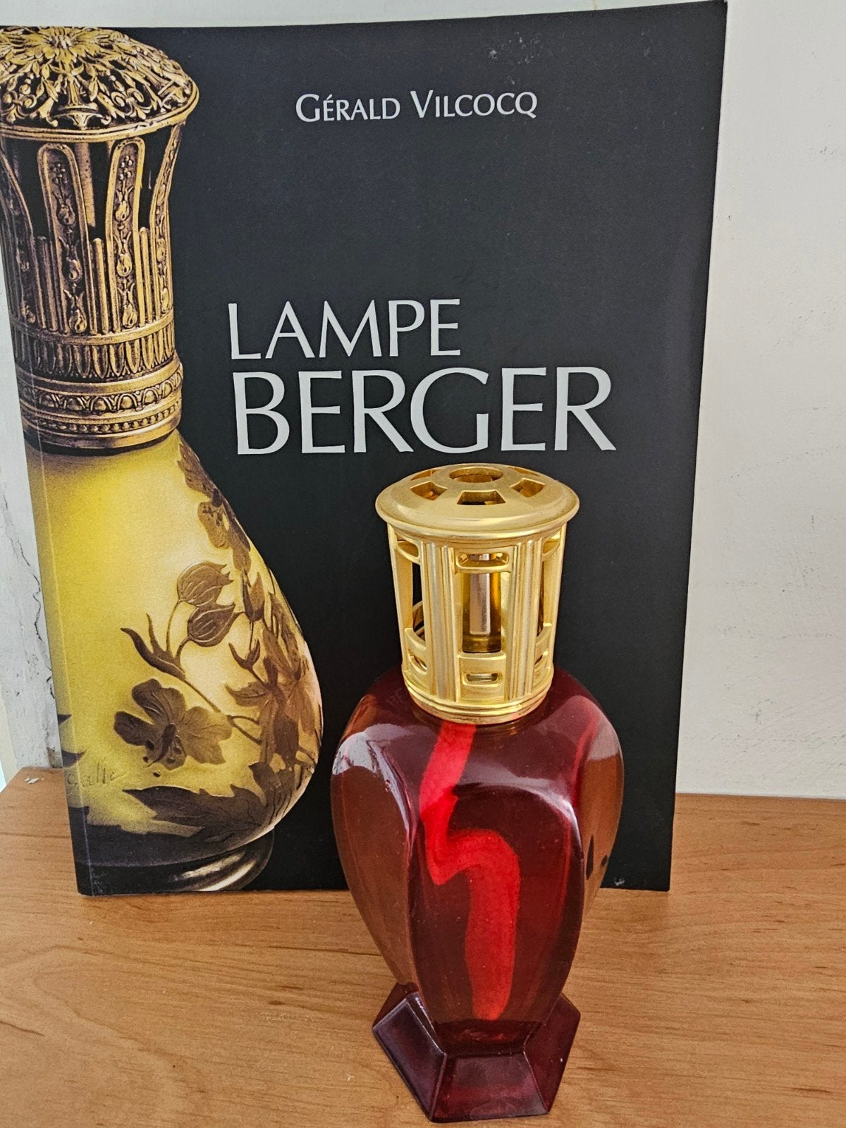 Lampe Berger brander rood glas met gouden dop, Ophalen of Verzenden