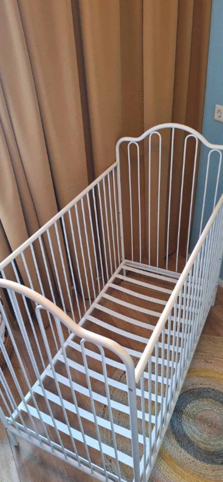 Metalen bedje + ikea Stuva kledingkast, Kinderen en Baby's, Ophalen, Zo goed als nieuw, Ledikant