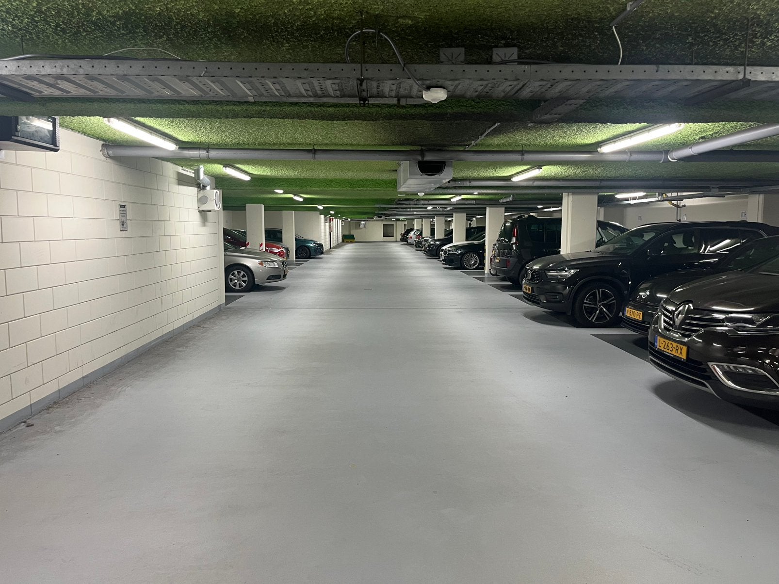 Te huur: Parkeerplek in afgesloten parkeergarage, Huizen en Kamers, Garages en Parkeerplaatsen, Amsterdam