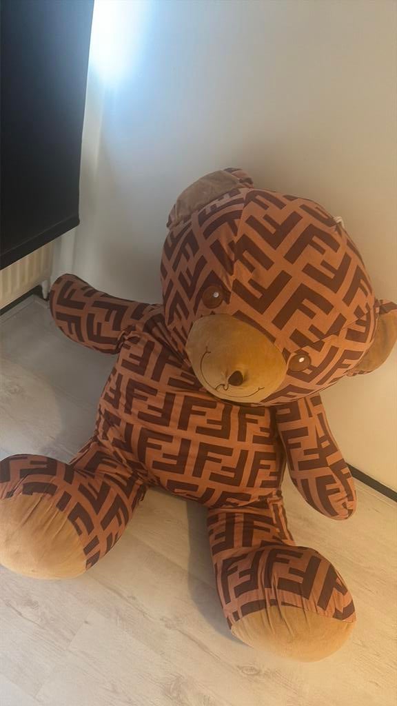 Mega fendi beer, Kinderen en Baby's, Speelgoed | Knuffels en Pluche, Ophalen of Verzenden, Zo goed als nieuw, Beer