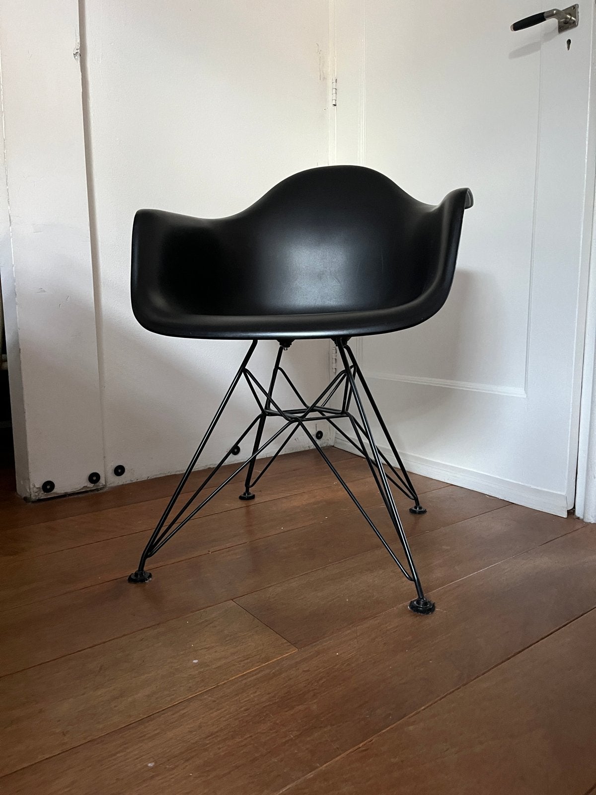 Zwarte Eames DAW stoel met draadonderstel, Huis en Inrichting, Stoelen, Kunststof, Gebruikt, Zwart, Ophalen of Verzenden