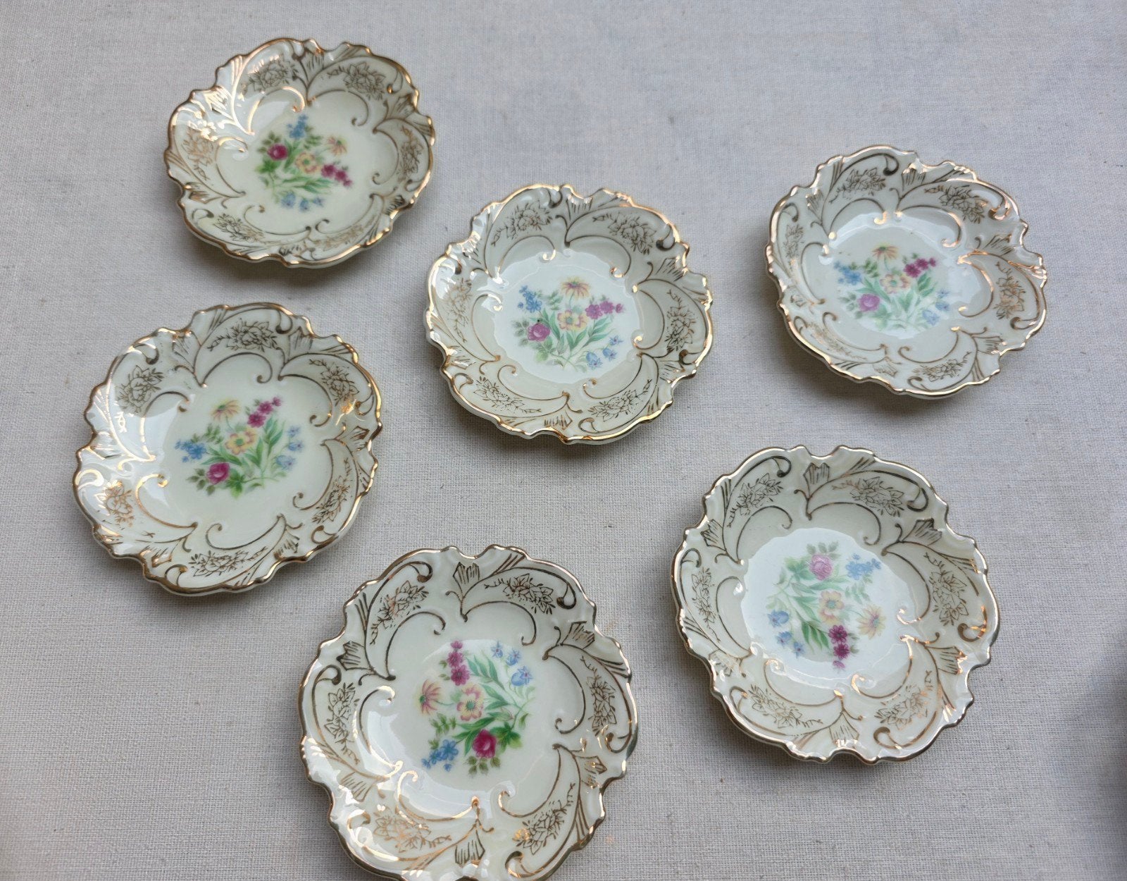 Porseleinen petit four schaaltjes/bordjes bloemetjes, Ophalen of Verzenden