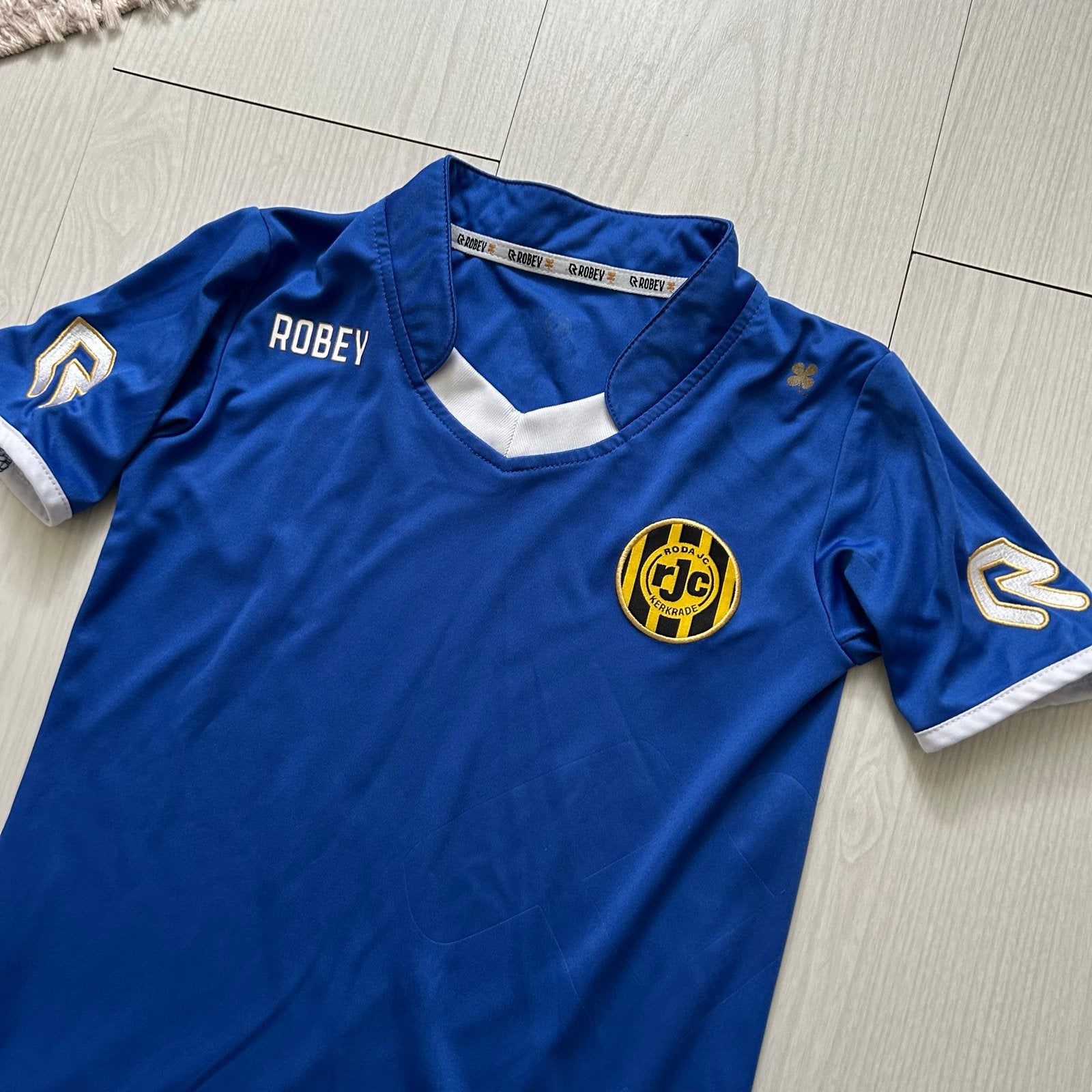 2x Roda JC Kerkrade voetbalshirt Zwart + Blauw shirt mt. 128, Ophalen of Verzenden, Zo goed als nieuw, Roda JC, Shirt