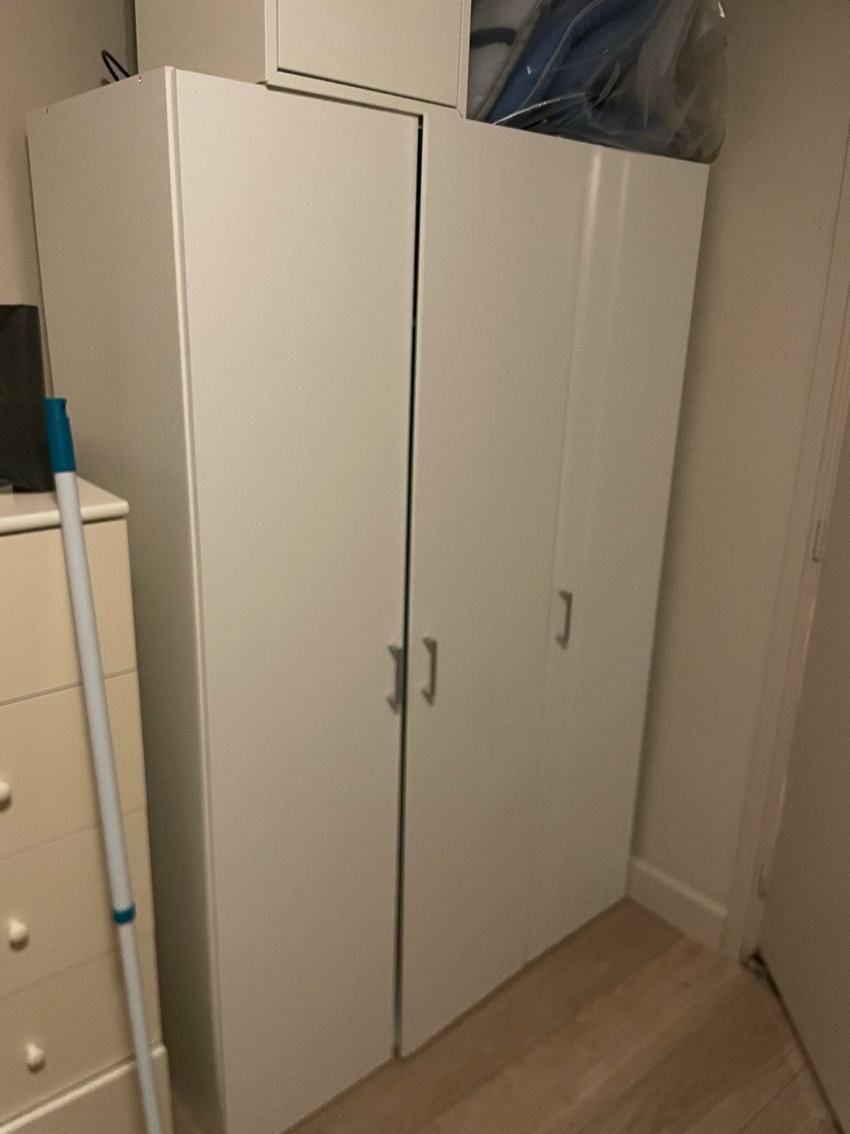 Witte ikea kledingkast - 180 cm hoog, 140 cm breed, Ophalen, Gebruikt, 100 tot 150 cm, 150 tot 200 cm